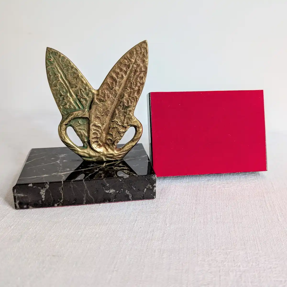 Vue du dessous du socle en marbre noir avec feutrine rouge de protection