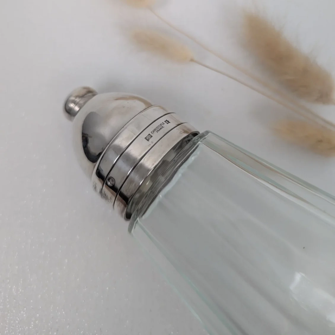 Poinçons d'orfèvre frappés sur le col en métal argenté d'un sucrier d'époque Christofle en verre