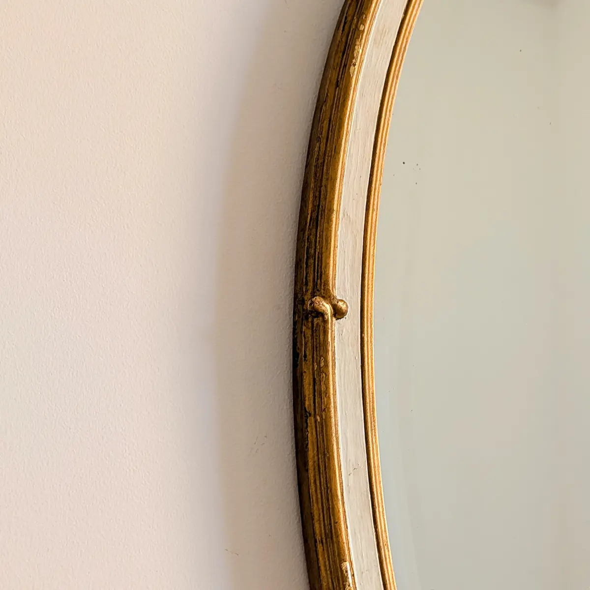 Détail du perçage latéral d'origine sur tranche du miroir de coiffeuse ancien