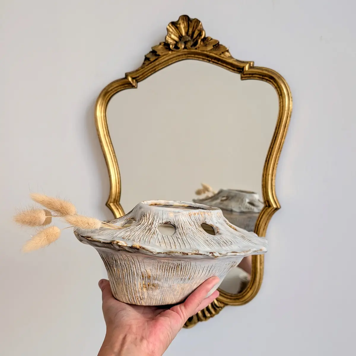 Prise en main d'un vase bouquetière sculptural en céramique vintage