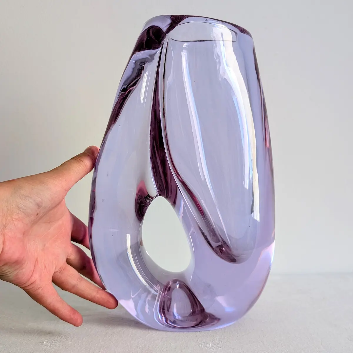 Échelle et proportions du vase en cristal massif lilas de 4.9 kg