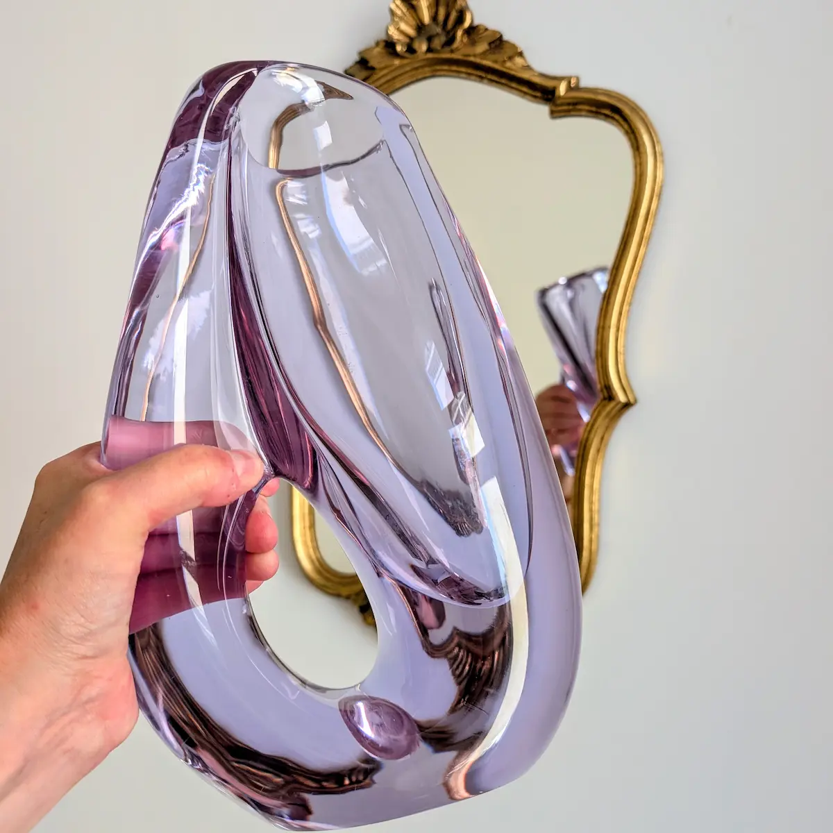 Vase en cristal teinté lilas utilisé avec une tige séchée en décoration d intérieur