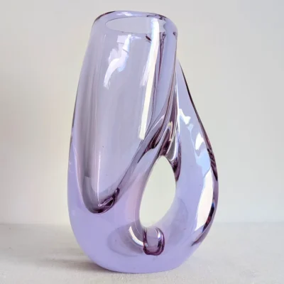 Profil asymétrique et ouverture centrale d un vase en cristal de Sèvres violet