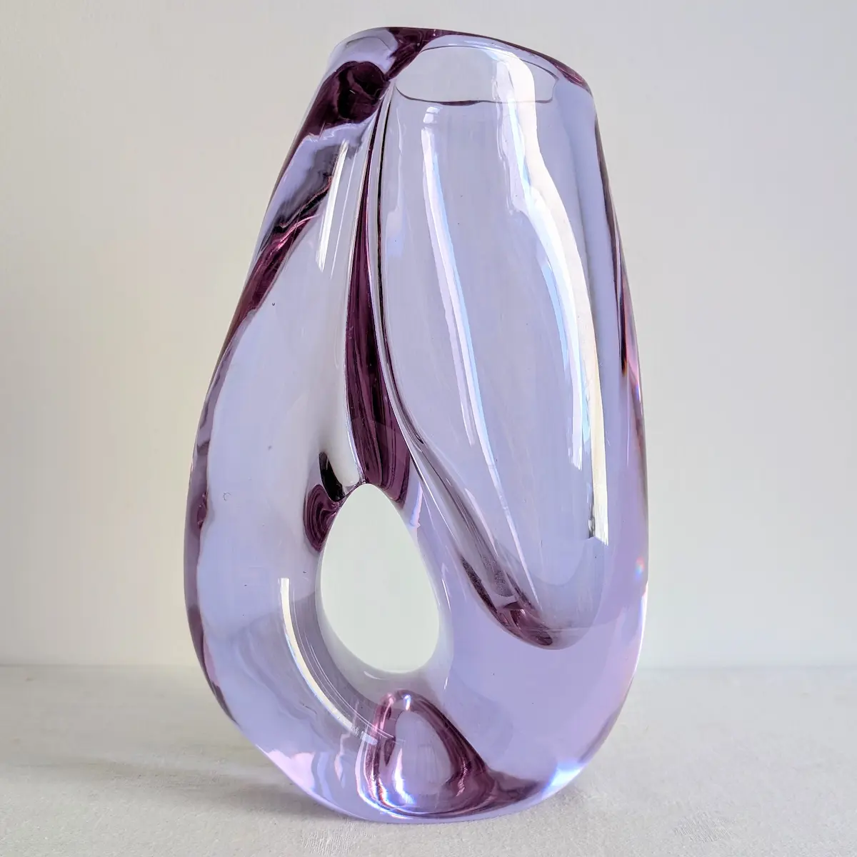 Vase sculptural en cristal massif teinté lilas années 1970 signé Cristal de Sèvres