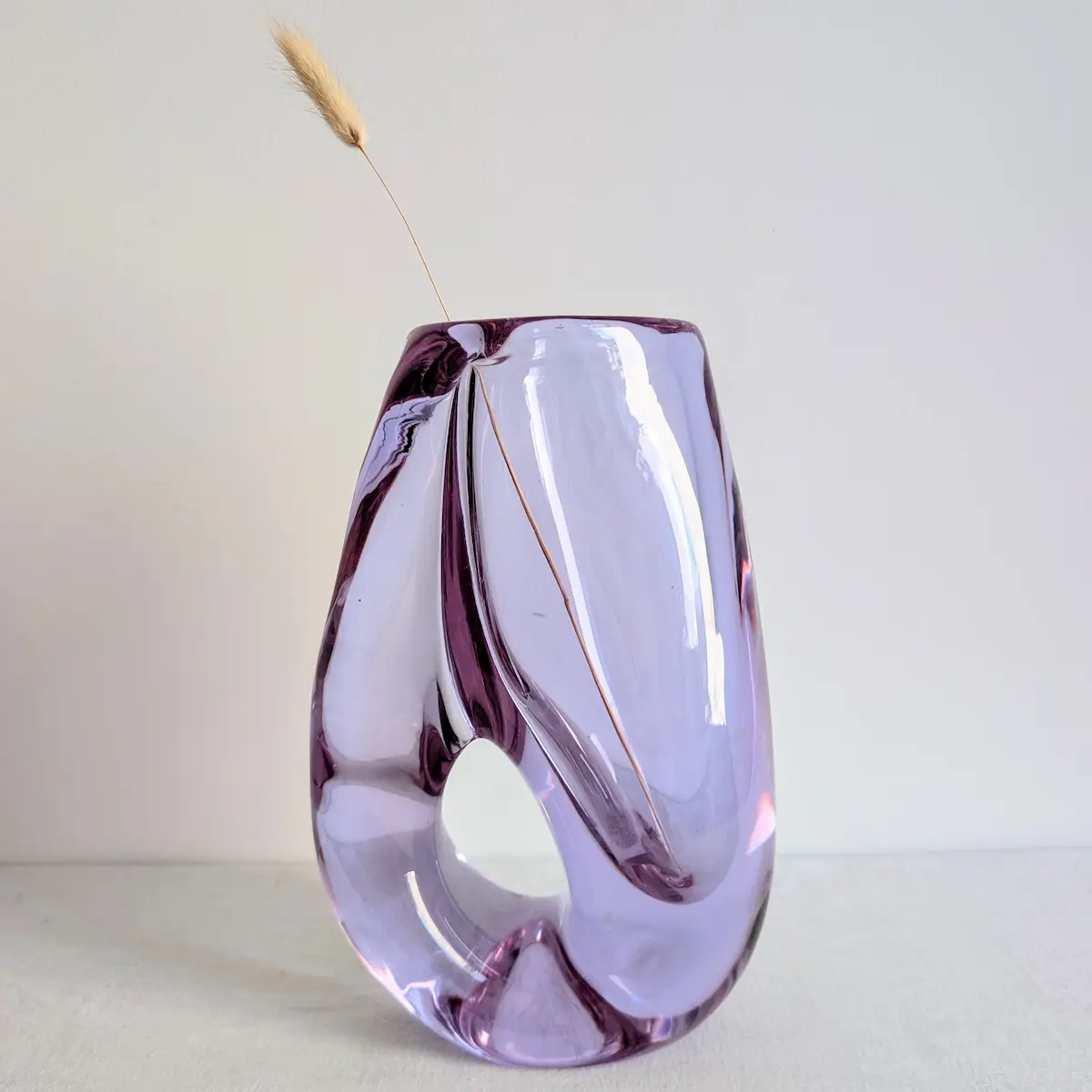 Réfraction de la lumière dans le cristal lilas de Sèvres devant un miroir ancien