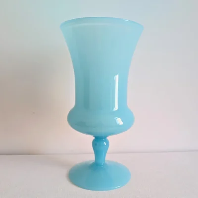 Grand vase Médicis vintage en opaline bleue céleste sur pied balustre
