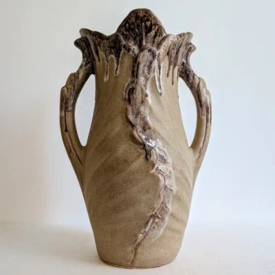 Vase en céramique émaillée Vallauris à deux anses ton beige et brun