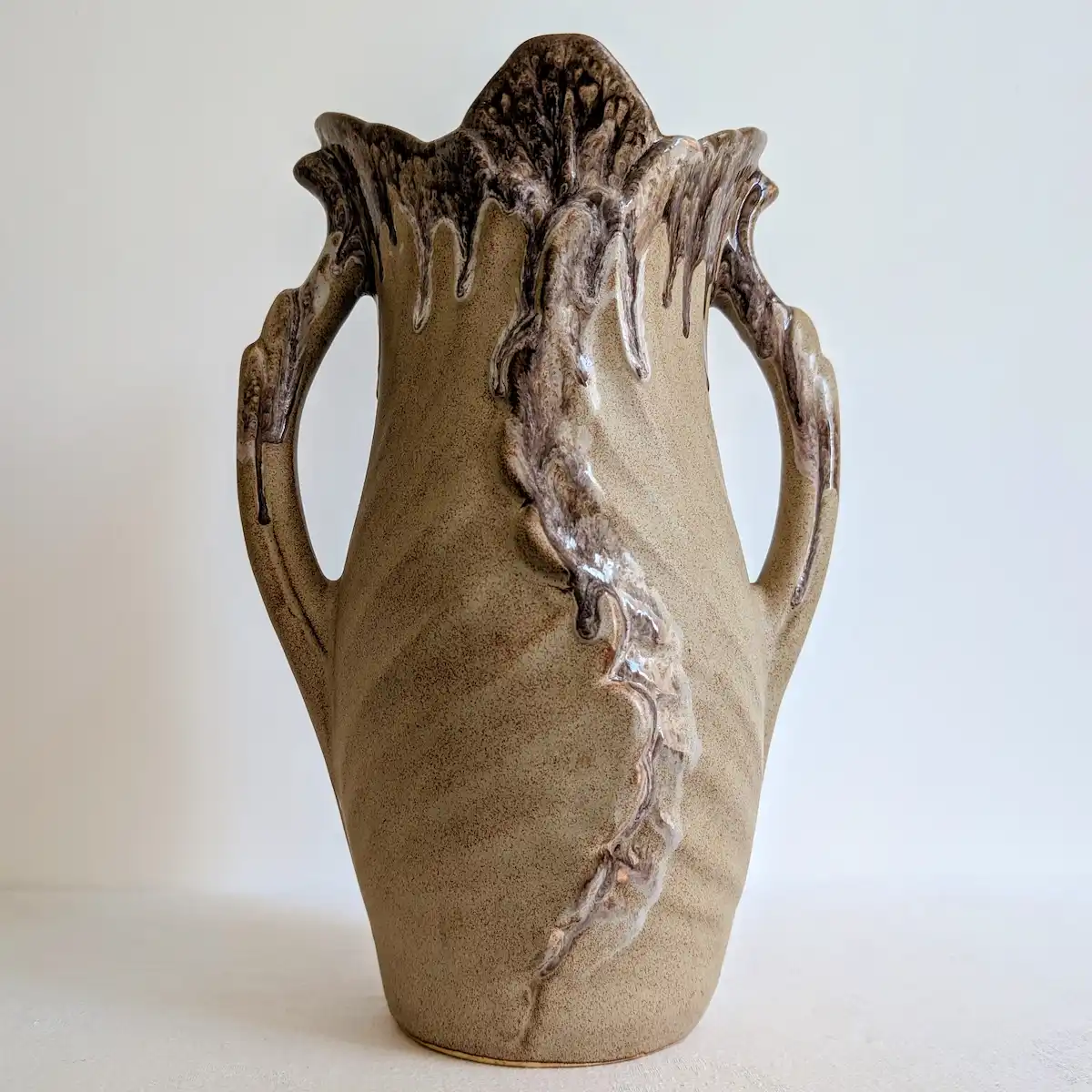 Vase en céramique émaillée Vallauris à deux anses ton beige et brun