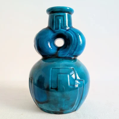 Vase vintage bleu turquoise en céramique émaillée à décor géométrique vue de face