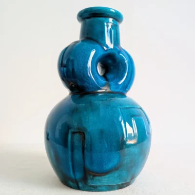 Profil du vase vintage bleu turquoise révélant le relief en méandres