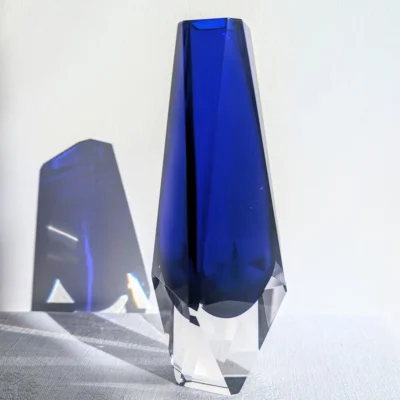 Vase vintage en verre bleu cobalt taillé à facettes géométriques