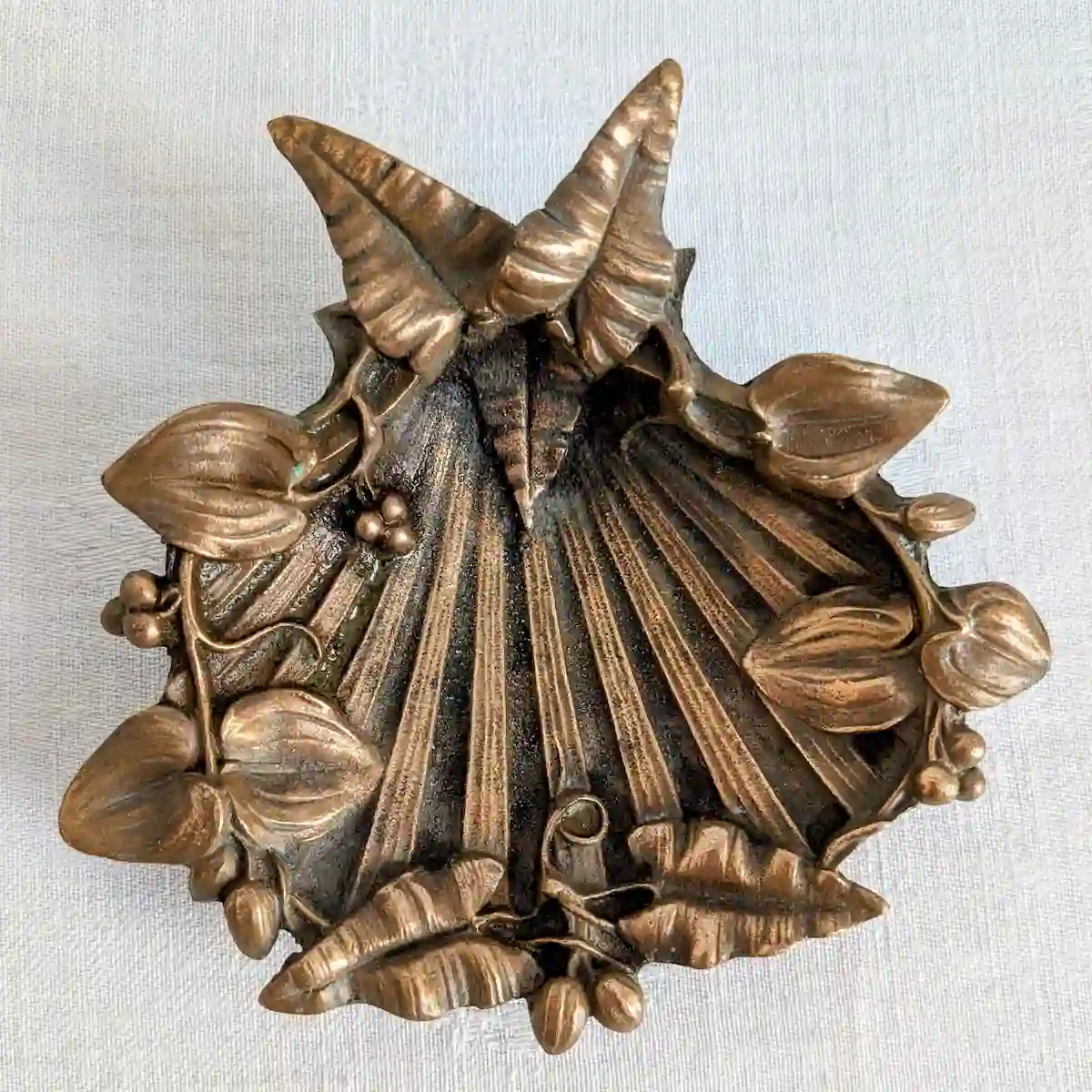 Vide-poche ancien en bronze ciselé en forme de coquille Saint-Jacques style Art nouveau