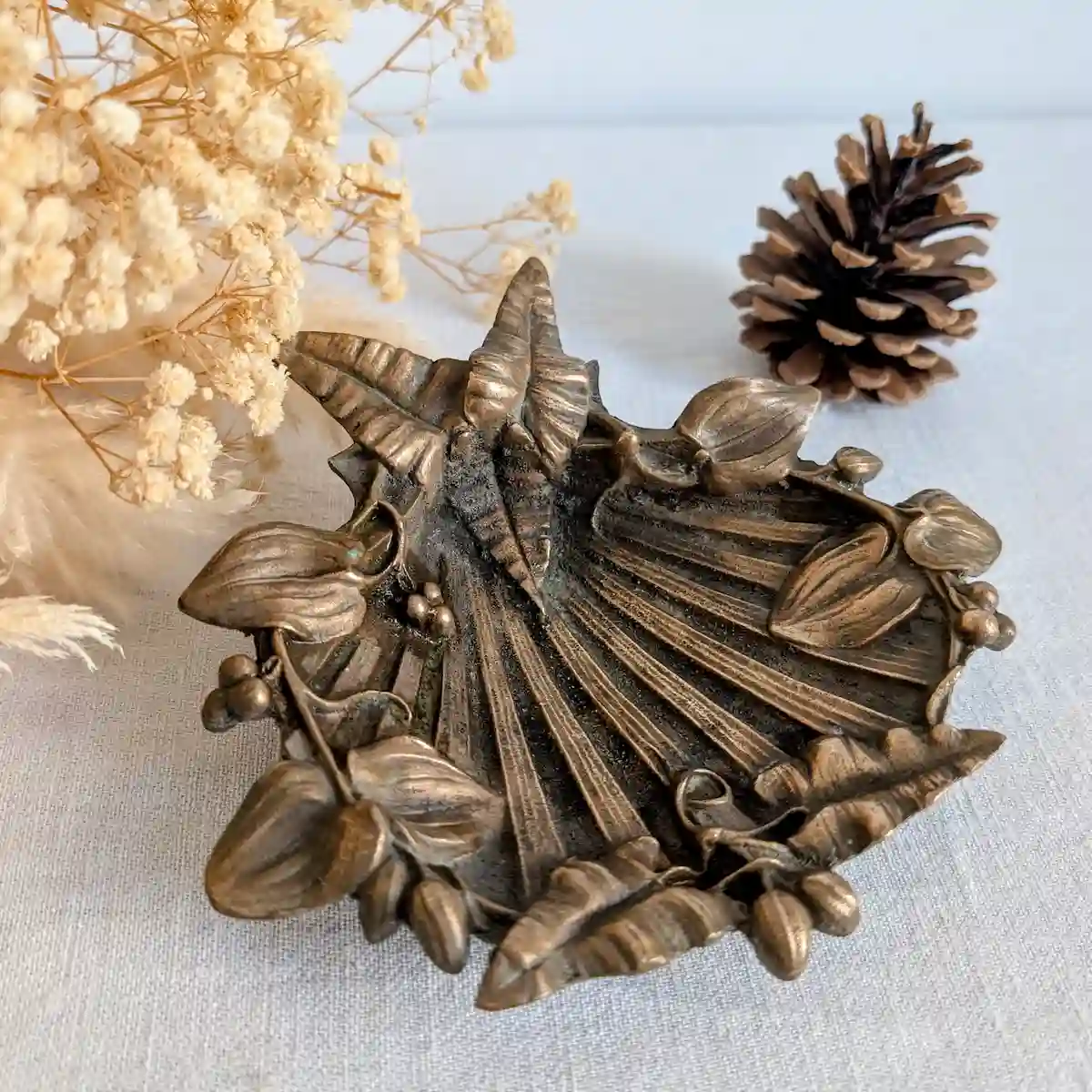 Détail des feuilles nervurées et des baies en bronze ciselé style 1900