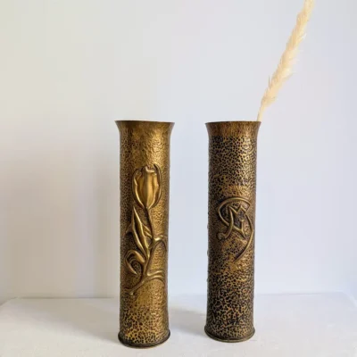 Paire de vases anciens en douilles d'obus en décoration intérieure