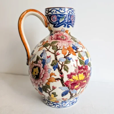 Aiguière Gien en faïence à décor Pivoines polychrome, vue d’ensemble avec l’anse à gauche