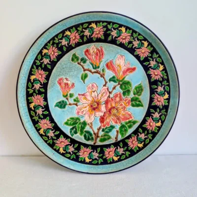 Assiette Longwy de 37 cm, décor floral rose et vert sur fond turquoise, vue de face
