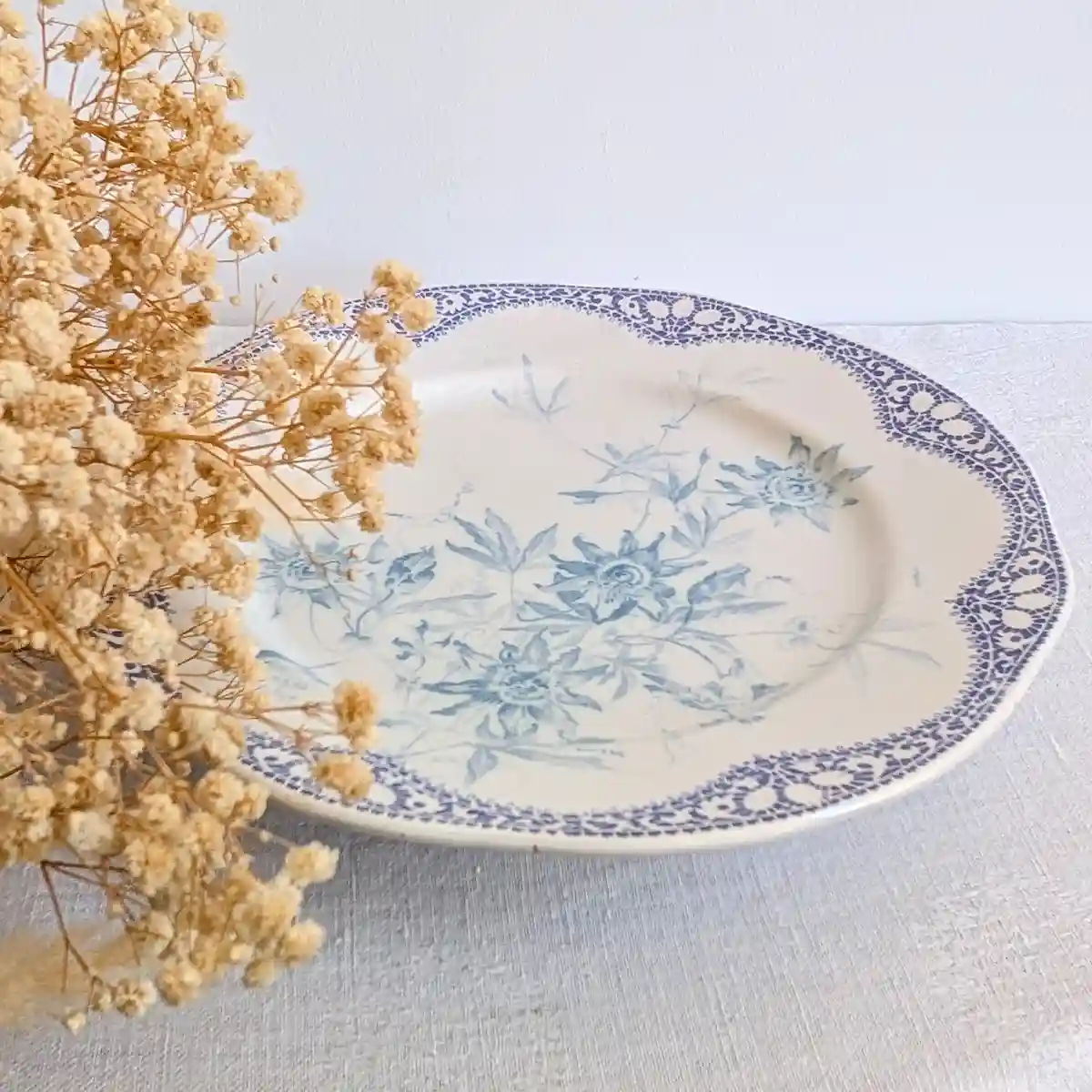 Assiette sur pied ancienne en terre de fer vue de profil