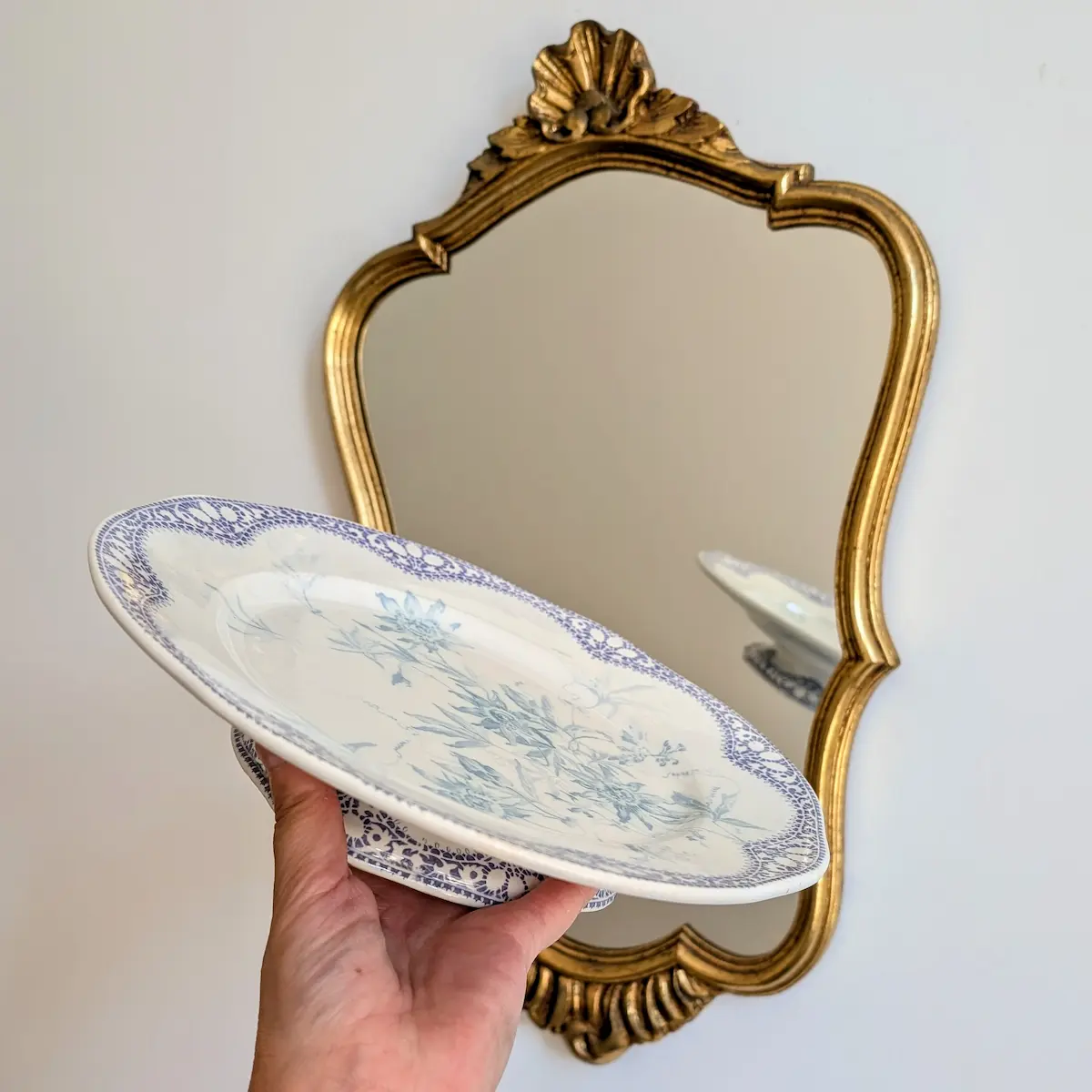 Assiette sur pied Creil et Montereau présentée en main