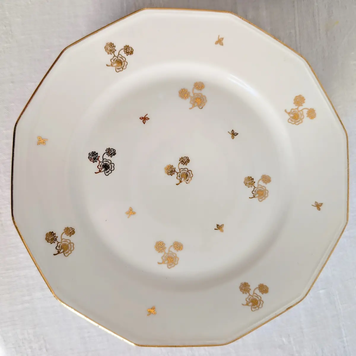 Assiette à dessert ancienne en porcelaine de Limoges à douze pans et motifs floraux dorés