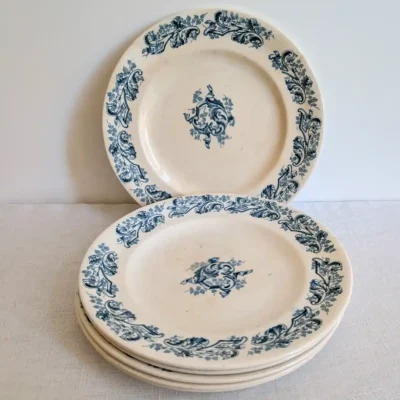 Empilement d'assiettes plates Longwy modèle Russe et détail de la frise bleue