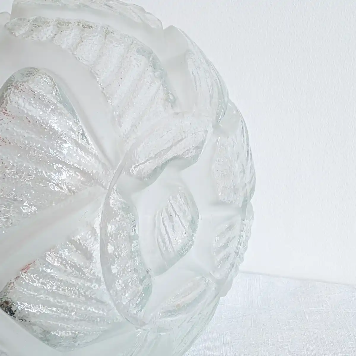 Gros plan sur la base et la fabrication en verre moulé d'un vase décoratif ancien