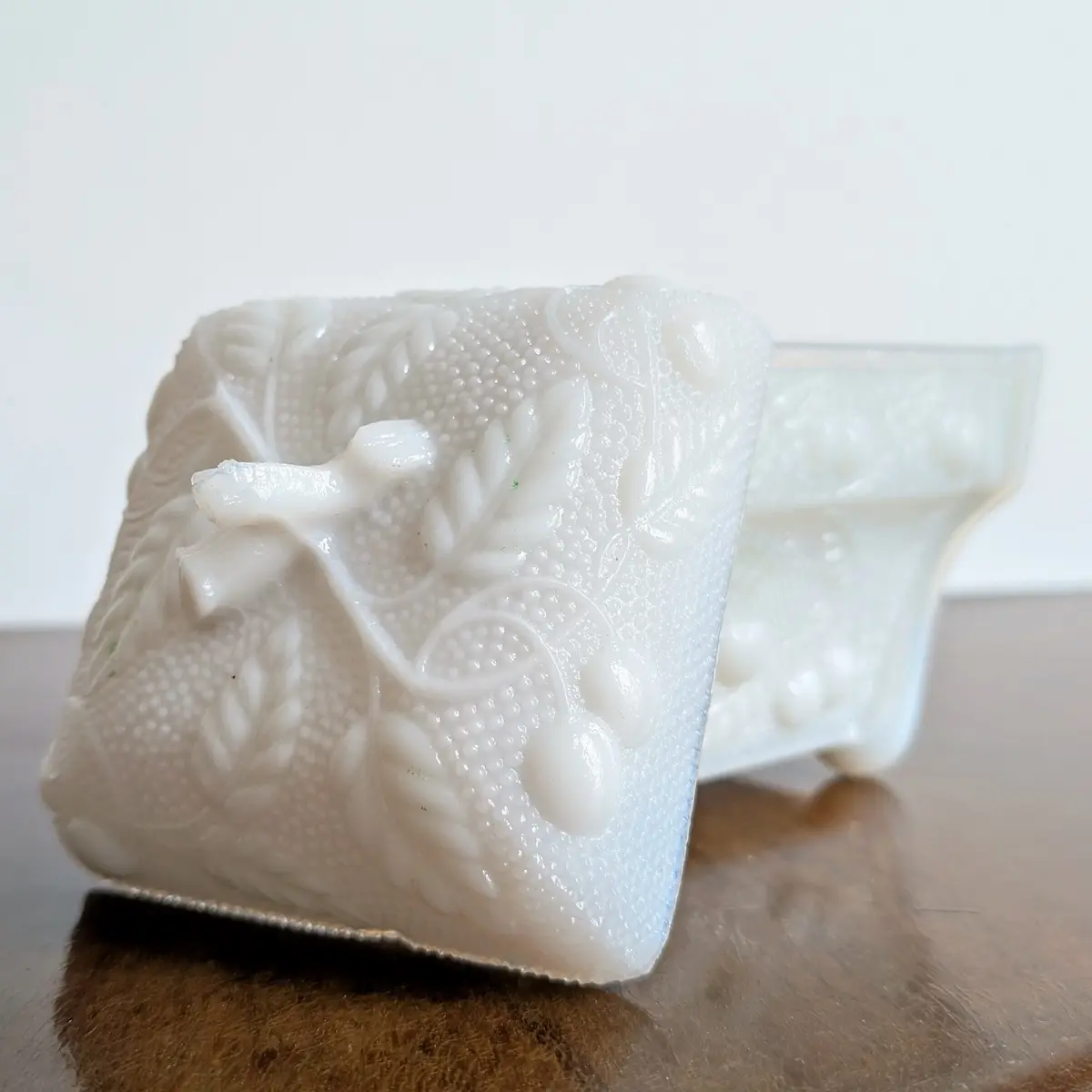 Couvercle bombé à prise sculptée de la bonbonnière en opaline ancienne