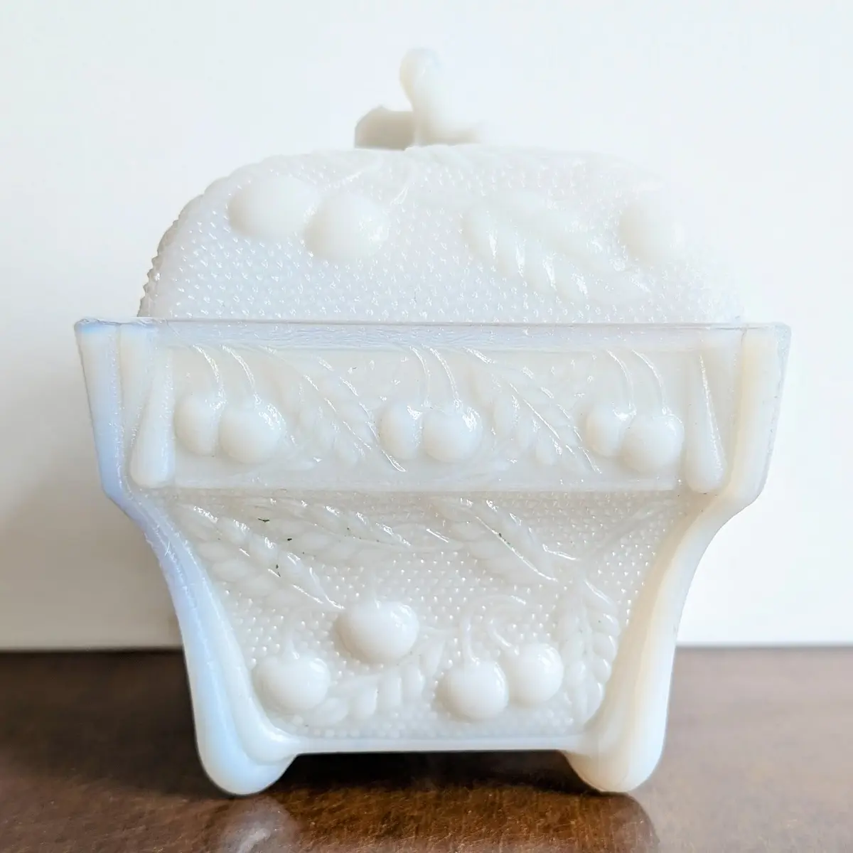 Bonbonnière ancienne en opaline blanche moulée à décor de fruits