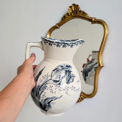Broc à eau ancien en faïence Sarreguemines motif tulipe bleue