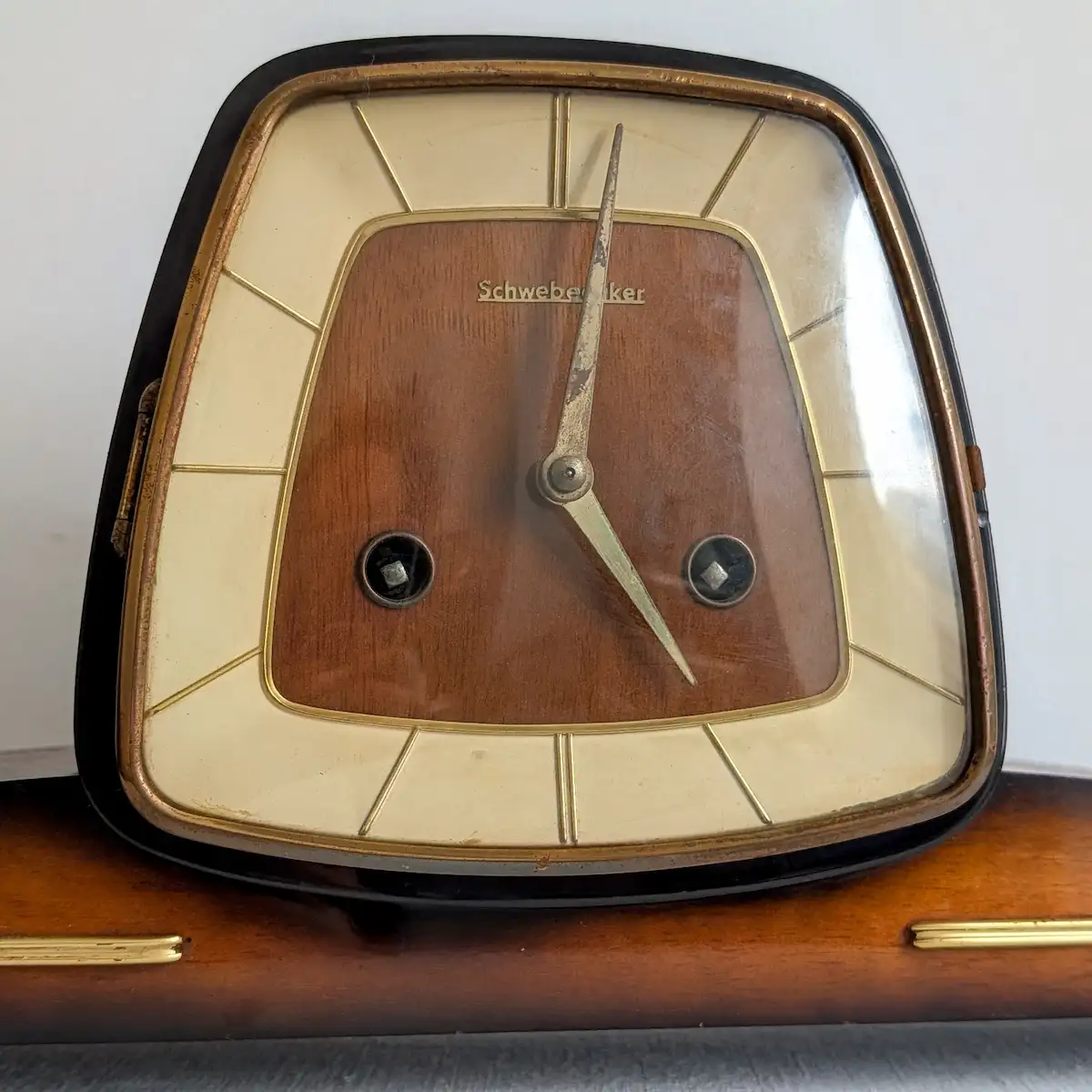 Gros plan sur le cadran bicolore et les aiguilles d'une horloge ancienne Schwebeanker