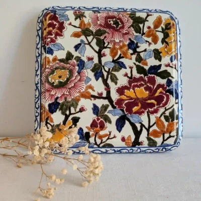 Dessous-de-plat Gien Pivoines de 26 cm avec fleurs séchées au premier plan