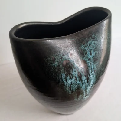 Détail de l'ouverture asymétrique du vase moderniste en céramique