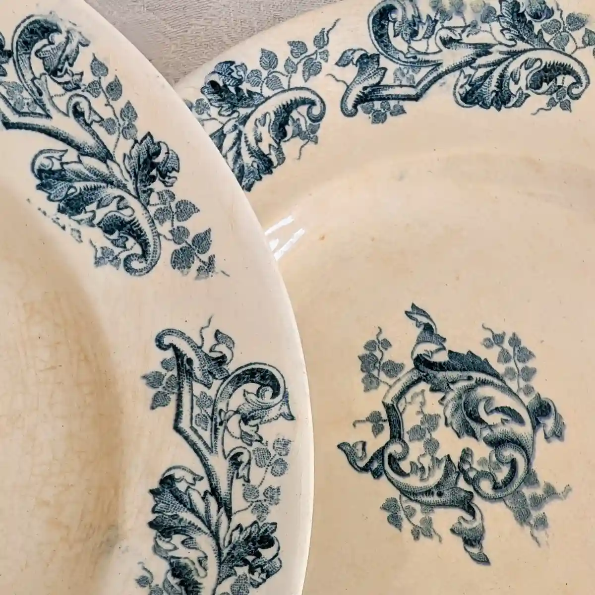 Gros plan sur le décor bleu et le réseau de craquelures de l'assiette Longwy