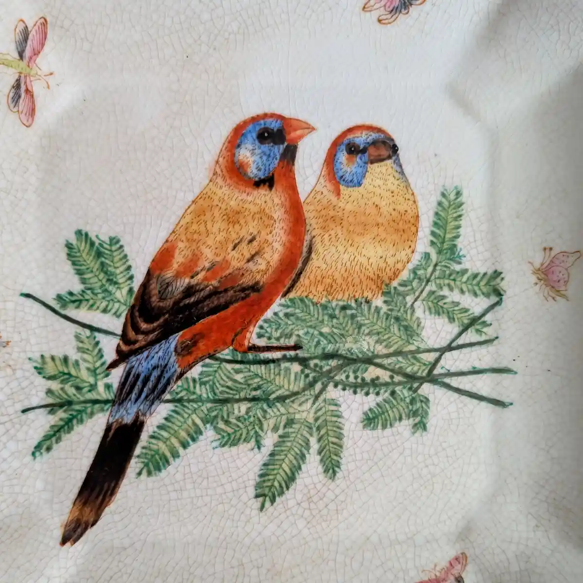 Gros plan sur les oiseaux peints à la main et l'émail craquelé du vide-poche Wong Lee