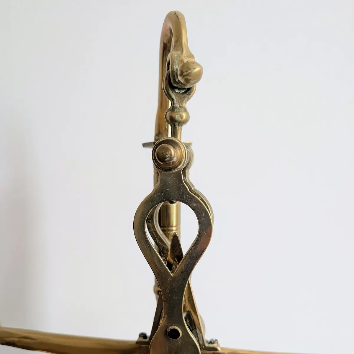 Gros plan sur le fléau central et l'aiguille de précision de la balance en laiton vintage