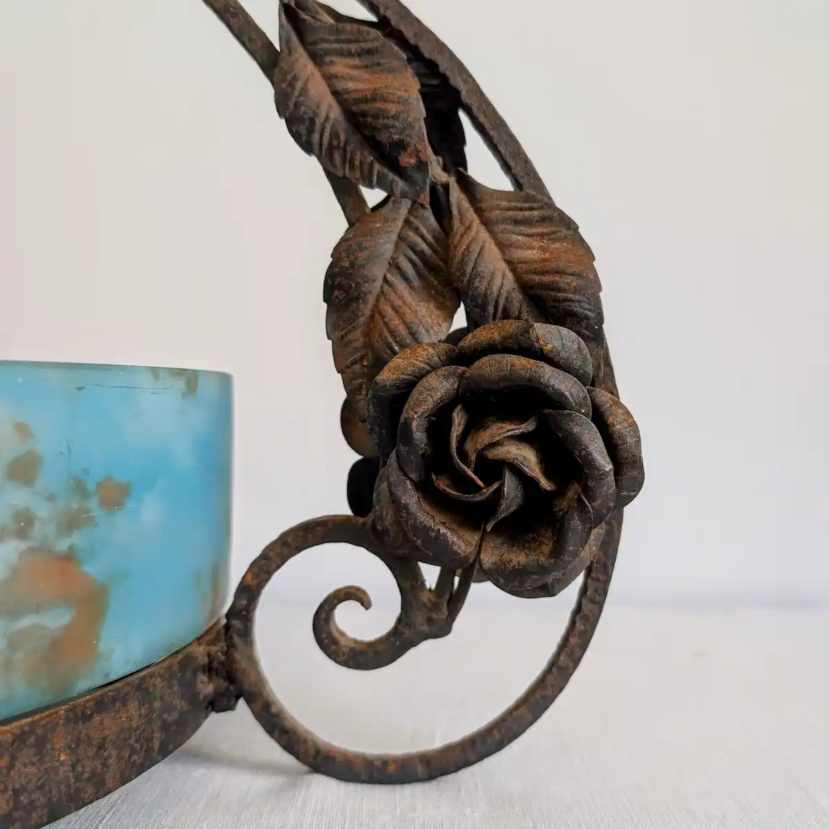 Gros plan sur les roses façonnées à la main, feuilles et volutes en fer forgé d'art