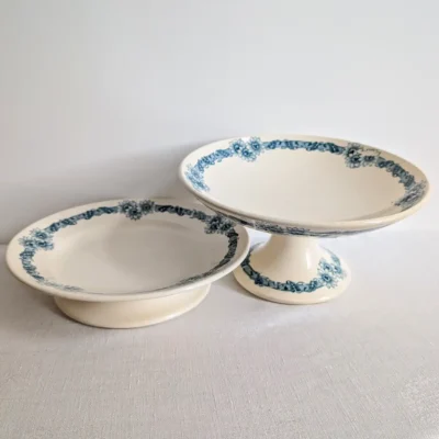 Duo de coupe et compotier anciens Longchamp modèle Denise en faïence ivoire décor bleu
