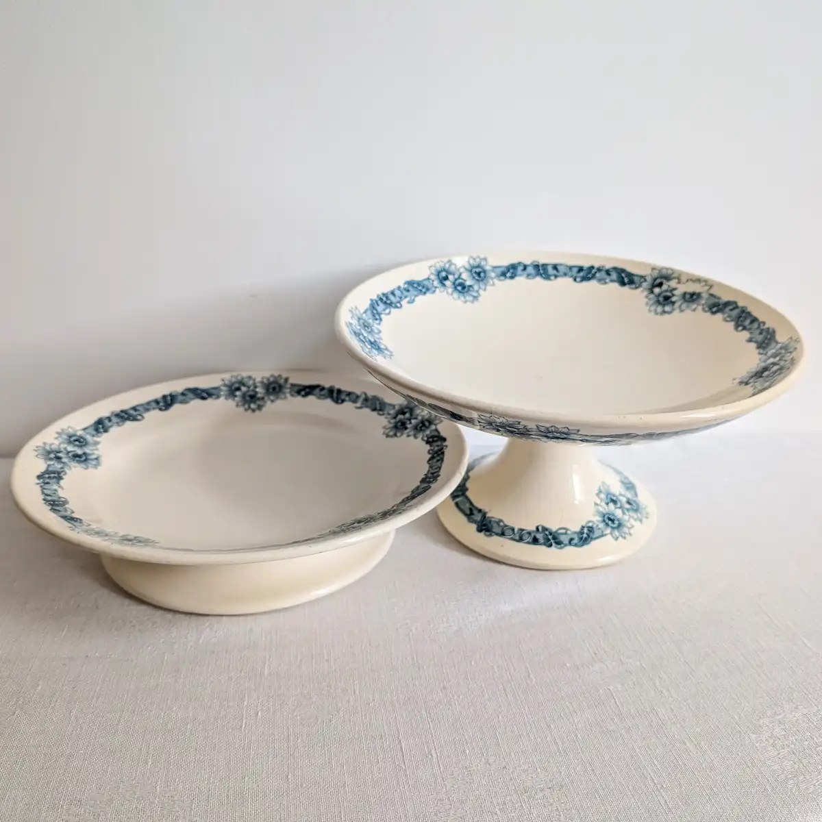 Duo de coupe et compotier anciens Longchamp modèle Denise en faïence ivoire décor bleu