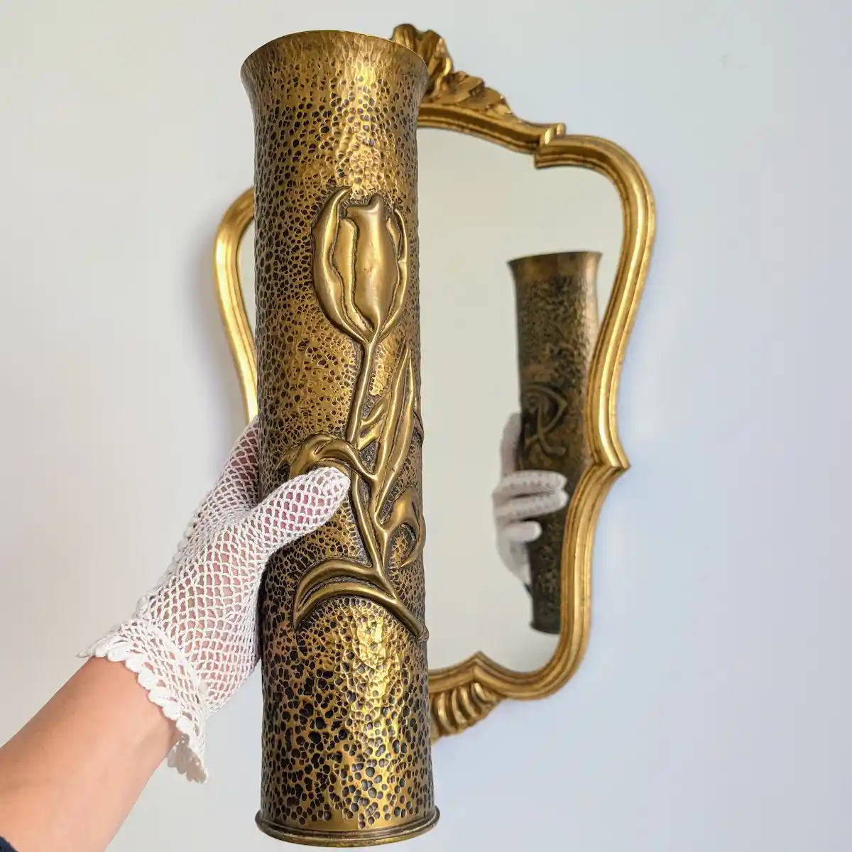 Mise en échelles d'un vase en douille d'obus tenu en main