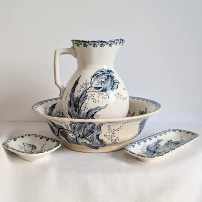 Ensemble de toilette ancien Sarreguemines décor Tulipe bleu avec broc et bassin