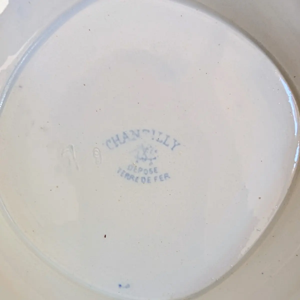 Marque et estampille Chantilly terre de fer au dos de l'assiette