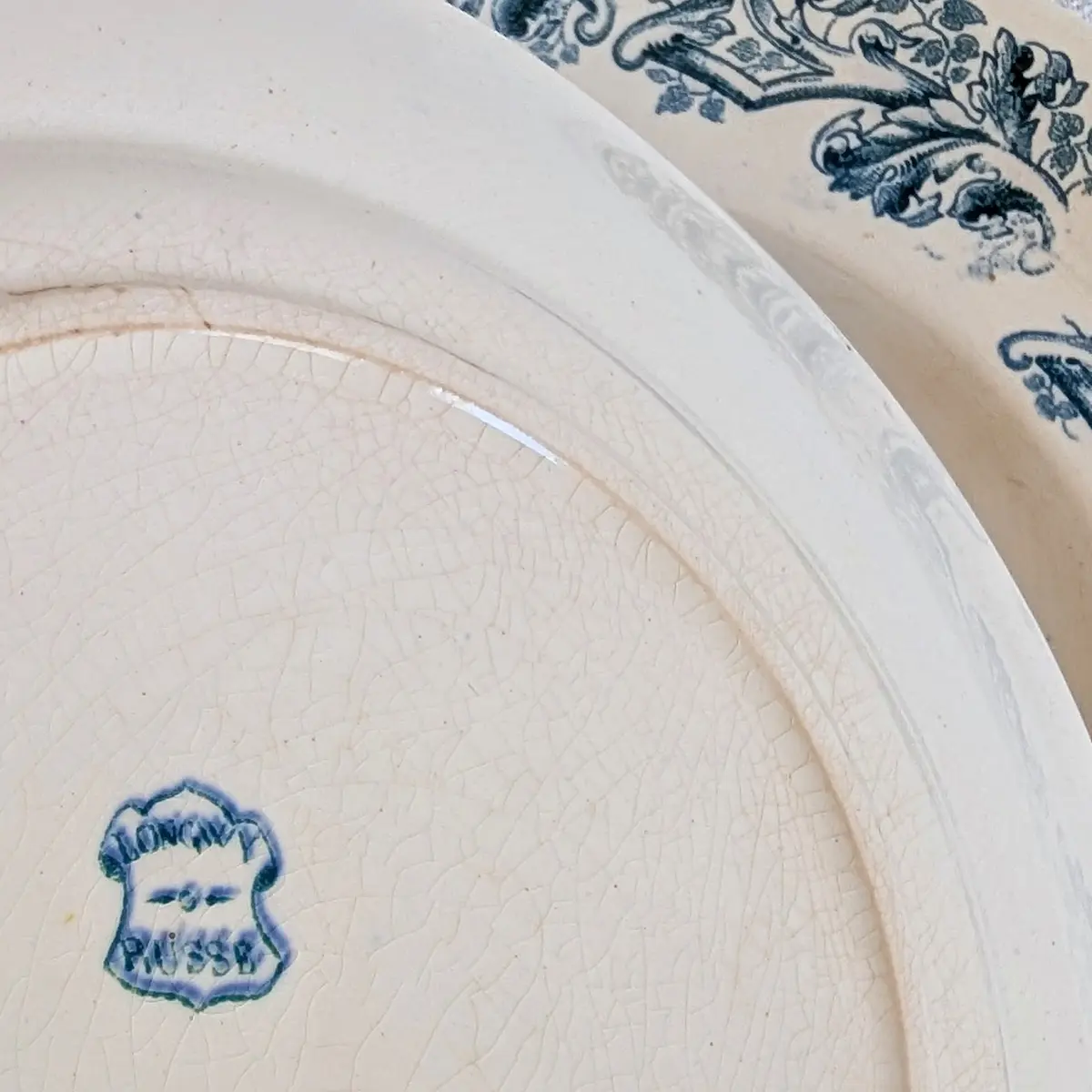 Marquage et estampille bleue au revers de l'assiette Longwy modèle Russe