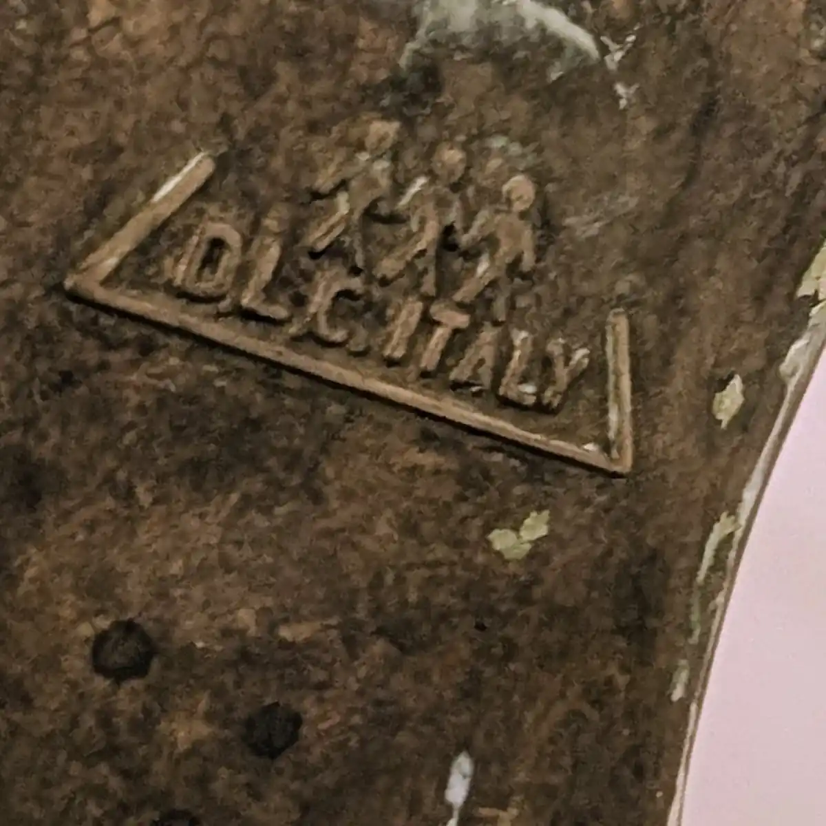 Marquage de l'estampille DLC Italy gravée sous la base de la balance en laiton