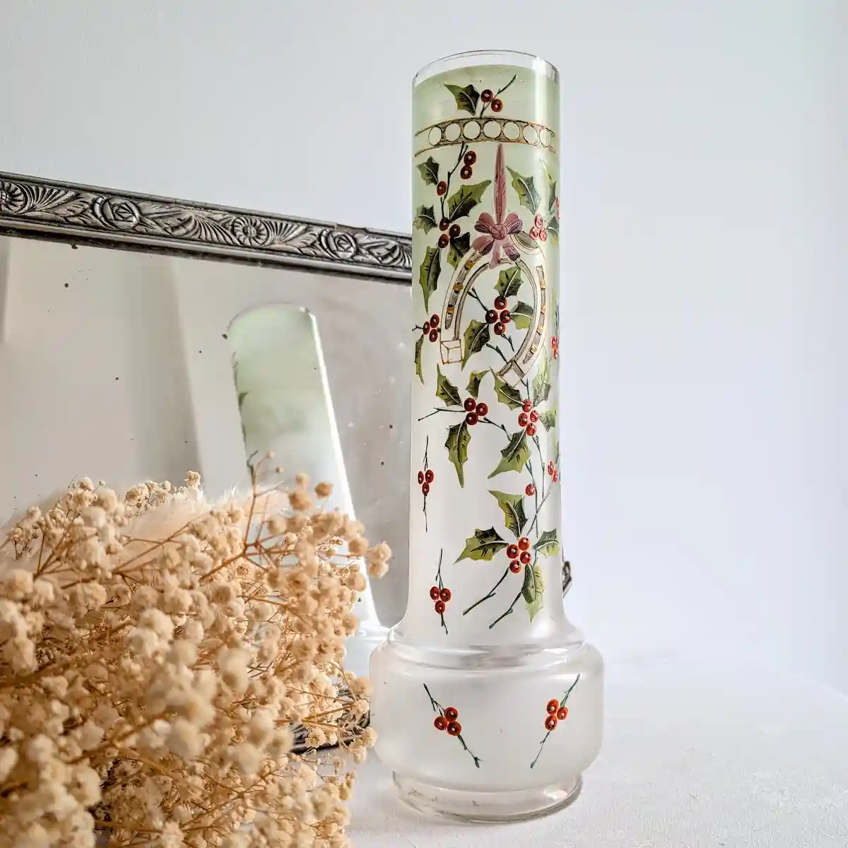 Fer à cheval doré et houx émaillé sur vase de Noël ancien