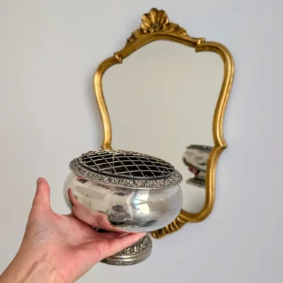 Main présentant la taille d'un grand bol à roses Ianthe vintage