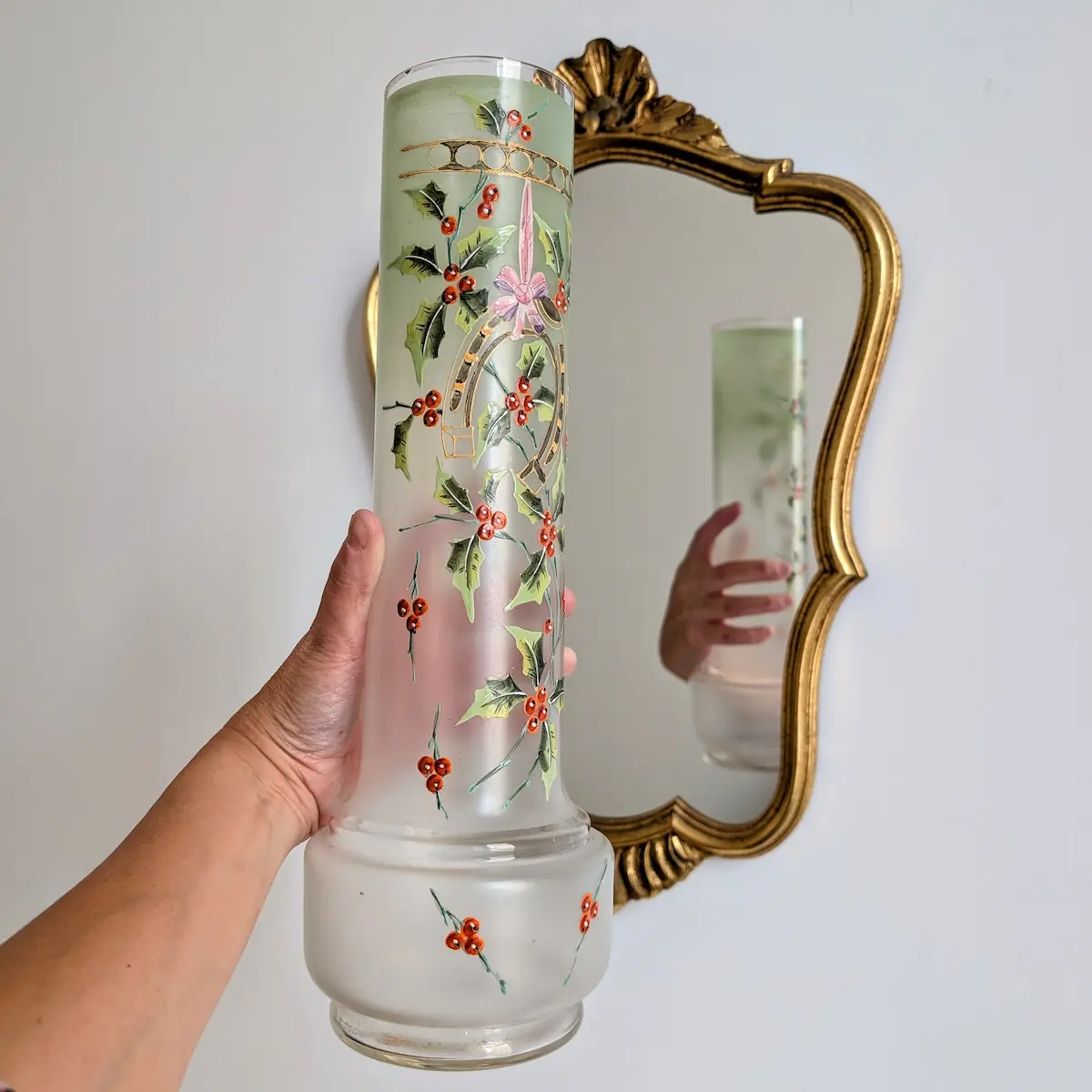 Grand vase de Noël ancien de 36 cm présenté en main