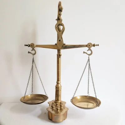 Grande balance à fléau ancienne en laiton DLC Italy avec ses deux plateaux et ses poids sur socle