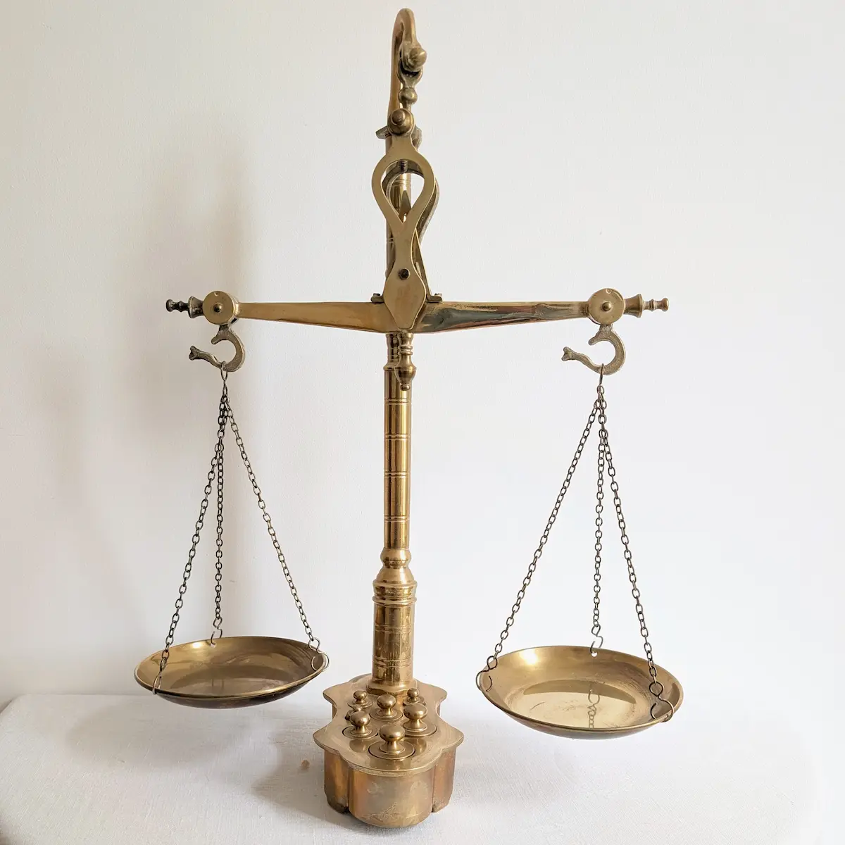 Grande balance à fléau ancienne en laiton DLC Italy avec ses deux plateaux et ses poids sur socle