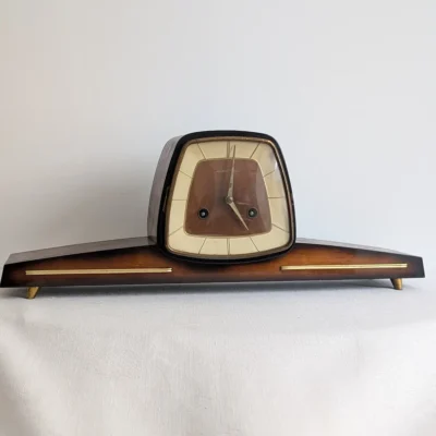 Horloge de cheminée allemande Schwebeanker en bois des années 1950 vue de face