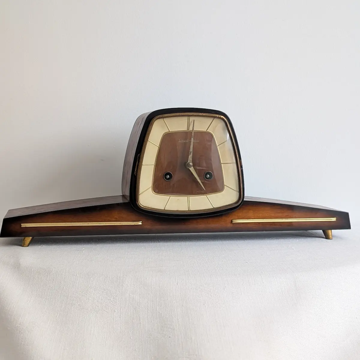 Horloge de cheminée allemande Schwebeanker en bois des années 1950 vue de face
