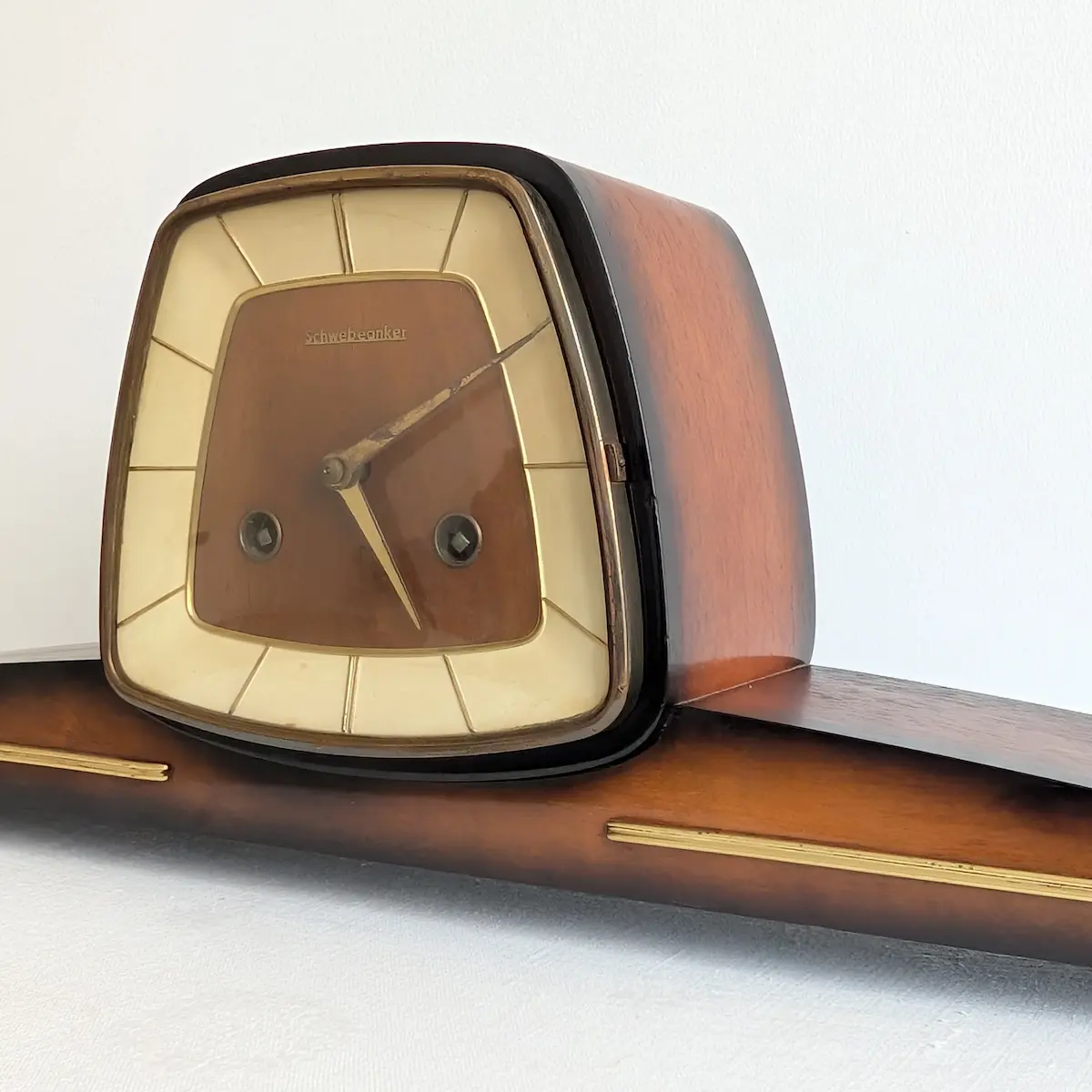 Horloge de cheminée vintage Schwebeanker vue de trois quarts